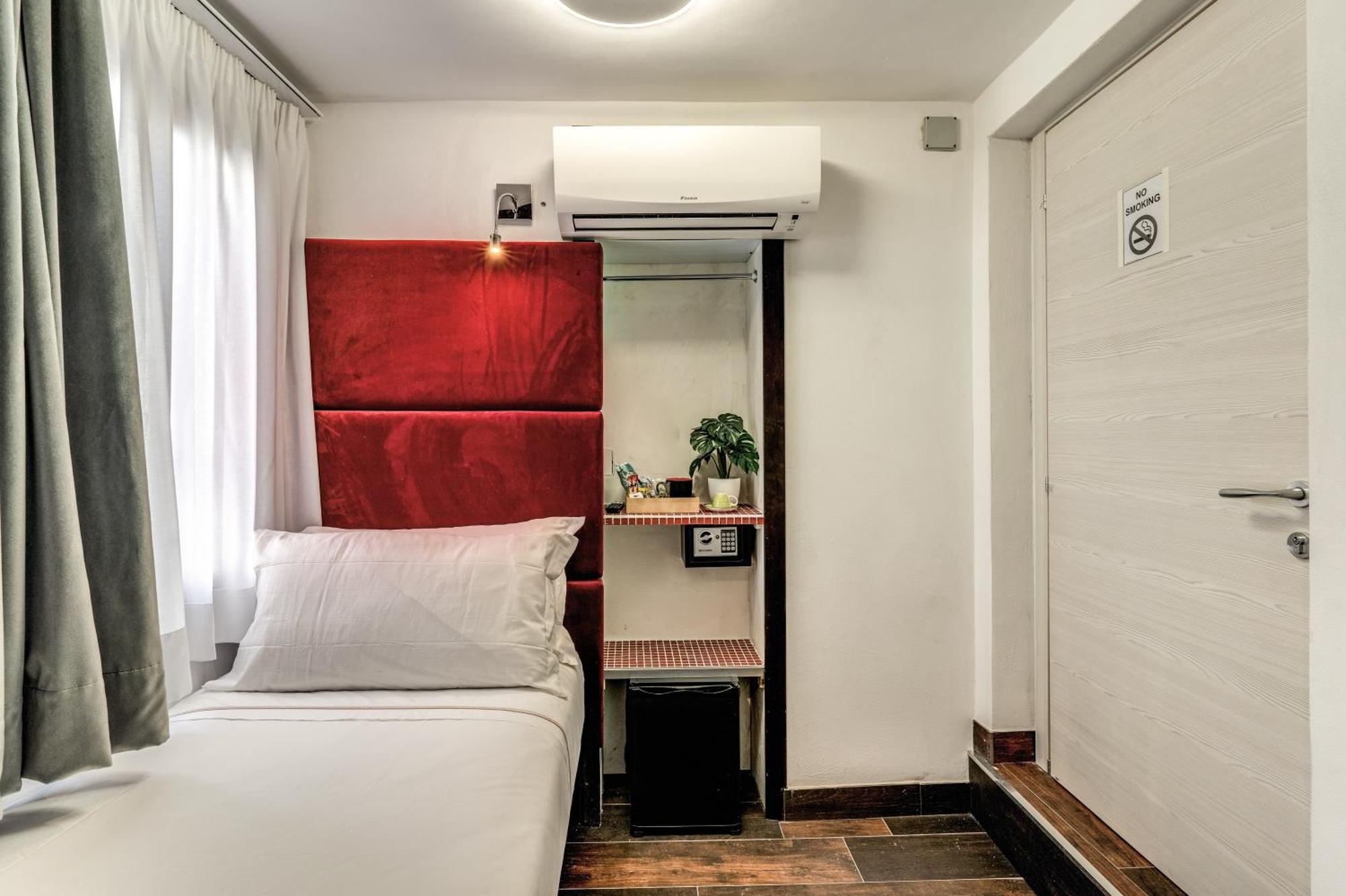 Tritone Top House Rome Room photo